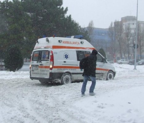 Ambulanţă din Constanţa, blocată în Bucureşti din cauza zăpezii